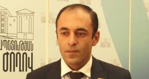 Սիսիանի քաղաքապետարանի պատն են փորել, որ չափեն գաջի հաստությունը, Գորիսում ասֆալտն են միլիմետրերով չափել. «Հրապարակ»